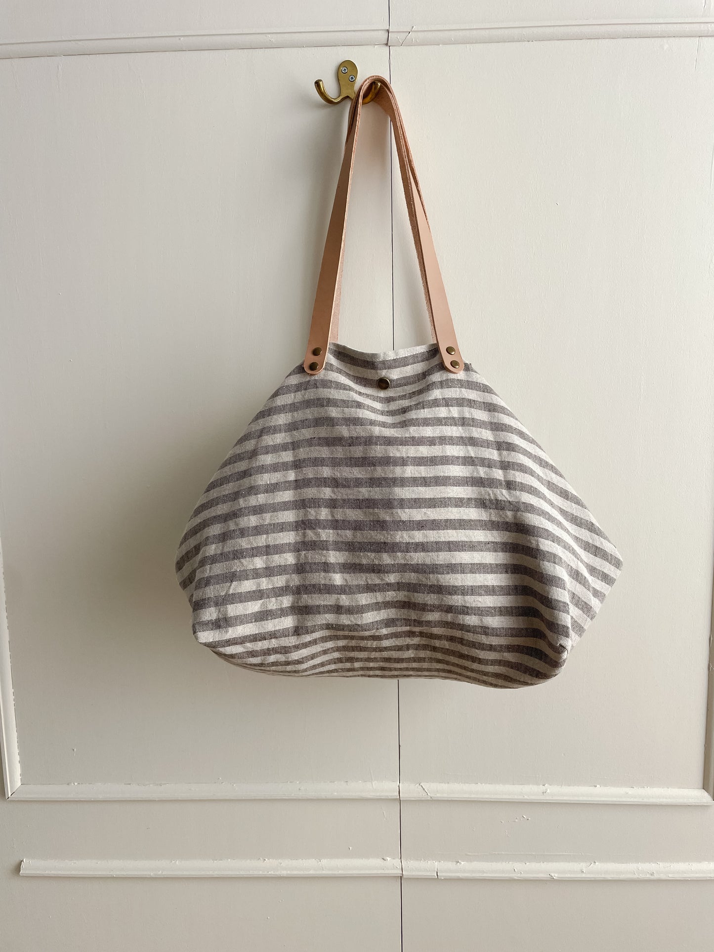 PETITE bag: stripes in natural with leather handles