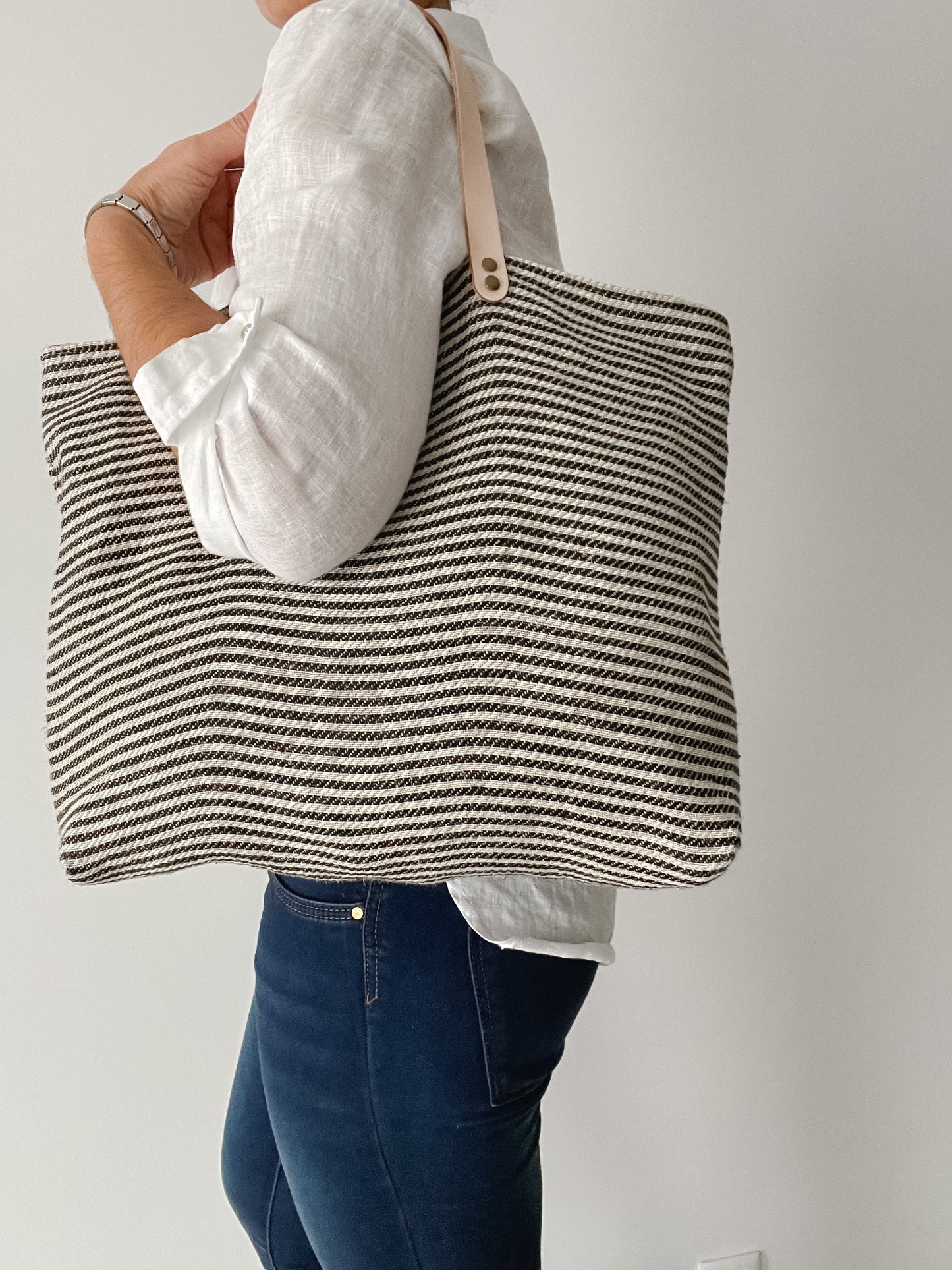 Field tote (thin stripes)