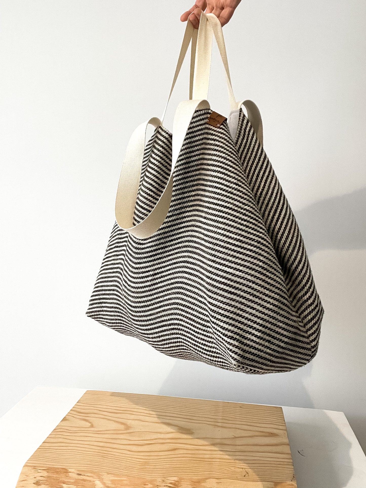 MIDI beach bag: black thin stripes