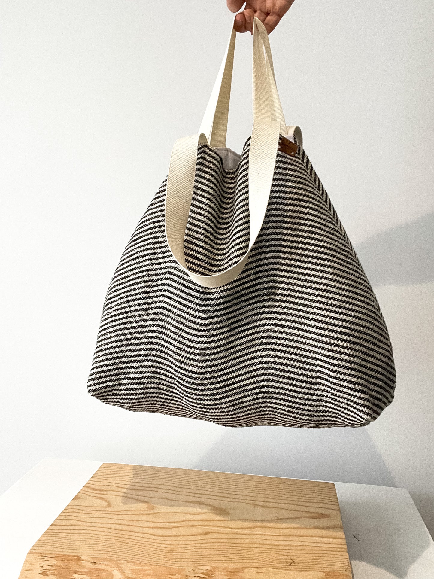 MIDI beach bag: black thin stripes