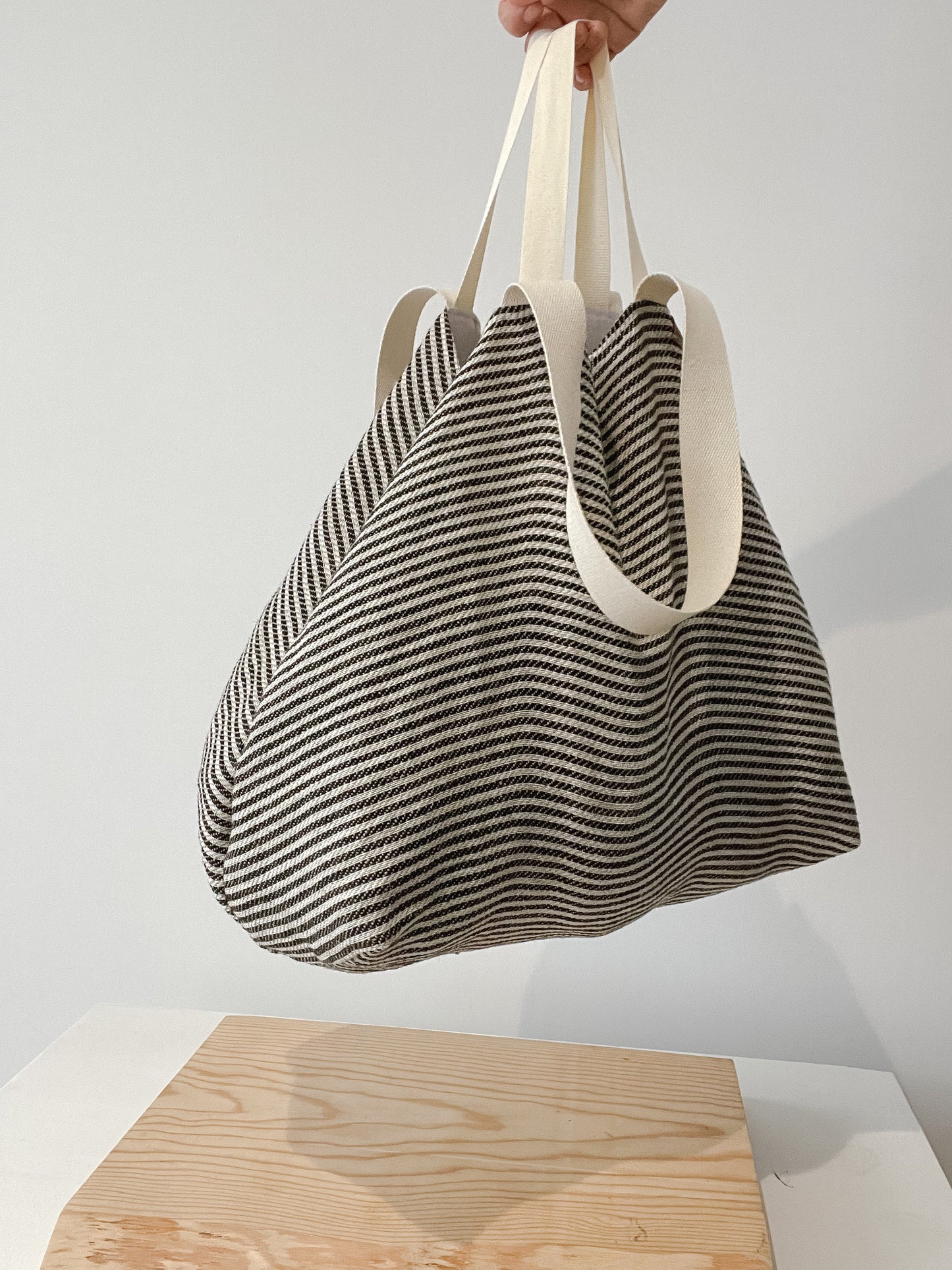 MIDI beach bag: black thin stripes