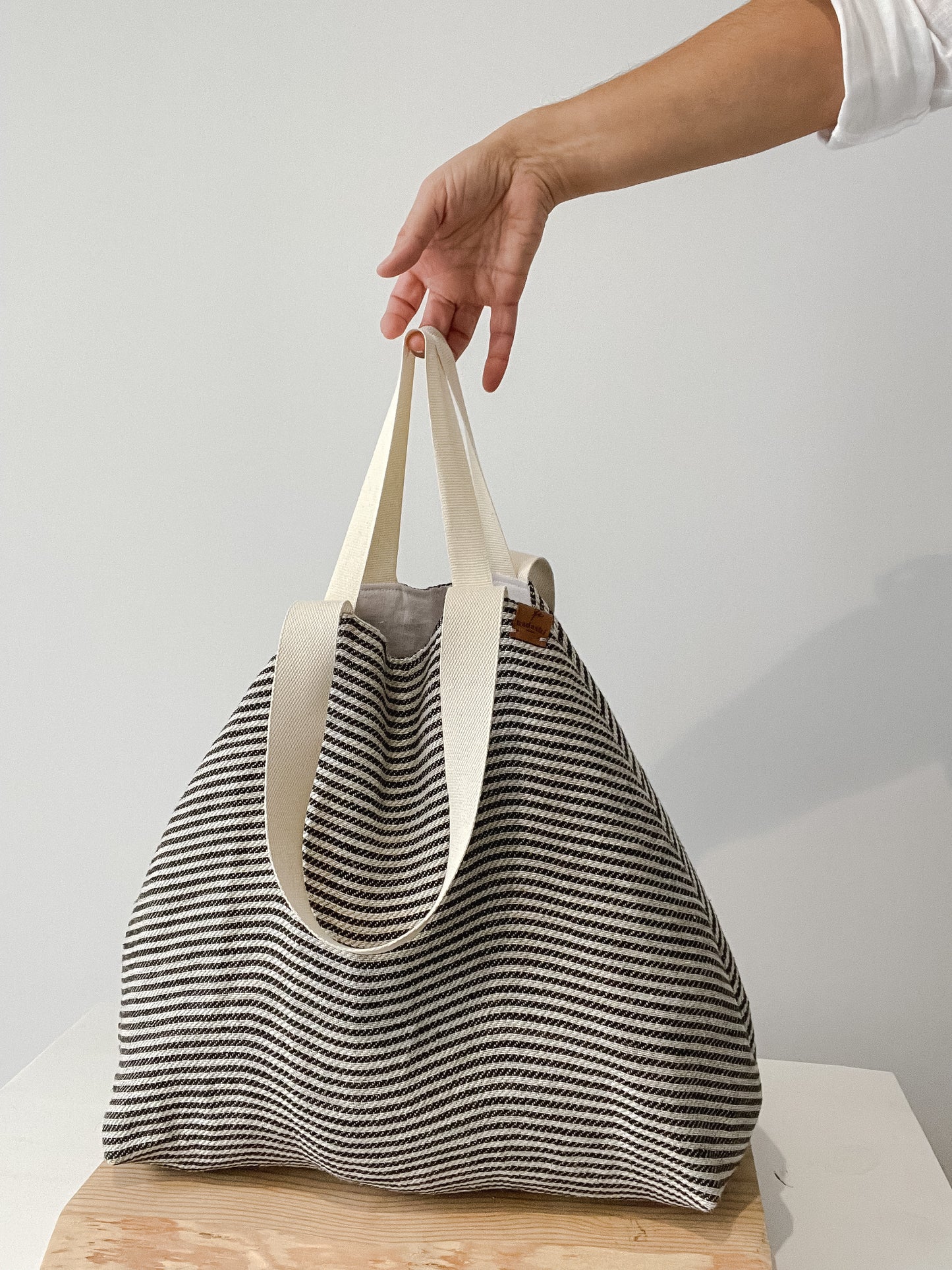 MIDI beach bag: black thin stripes