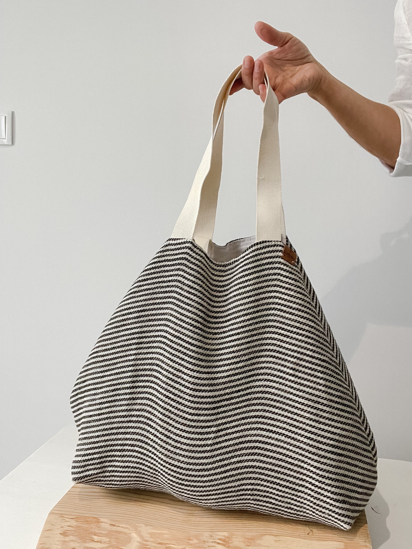 MIDI beach bag: black thin stripes