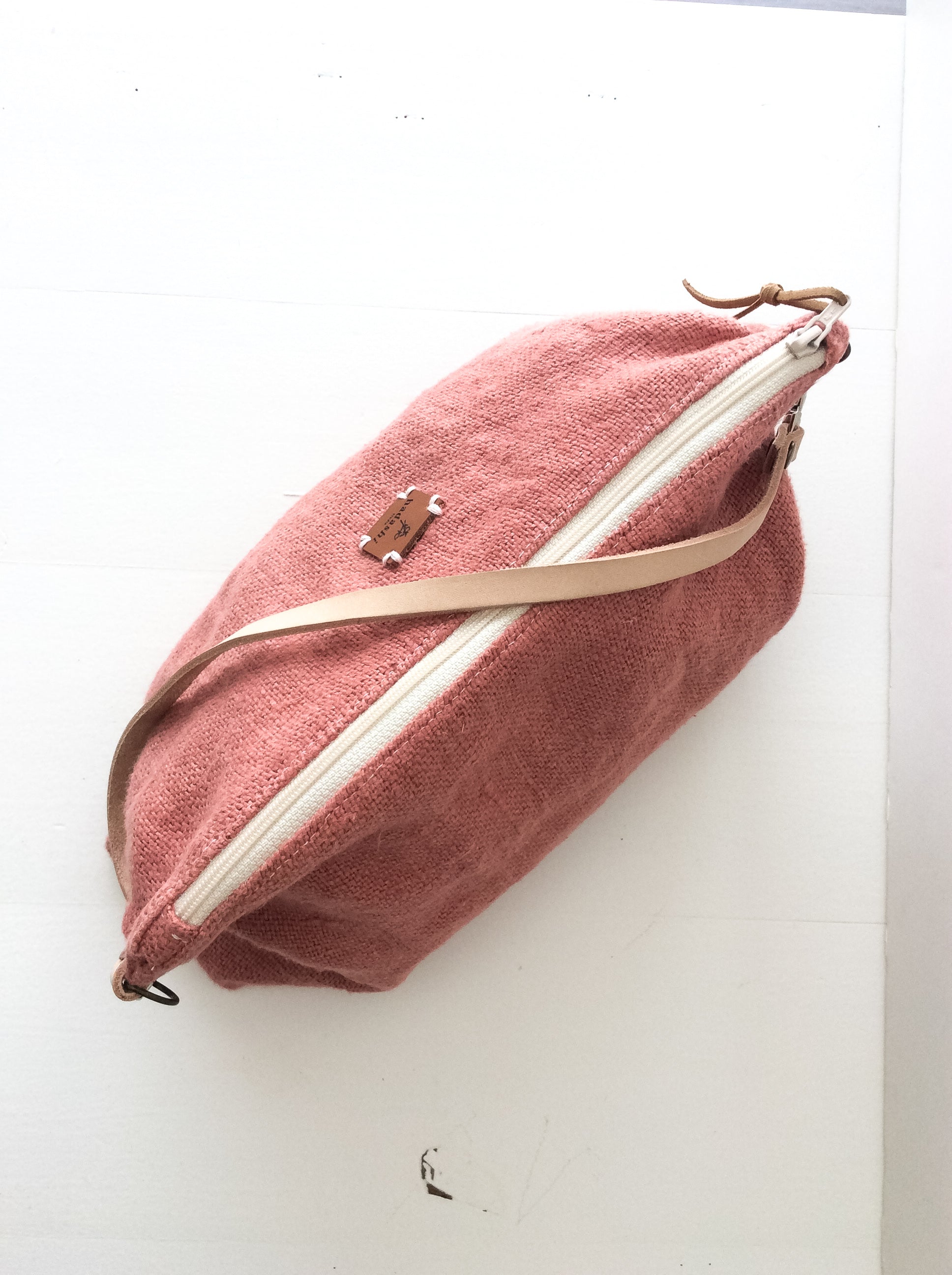 linen slouchy pouch in rose with a thin leather strap