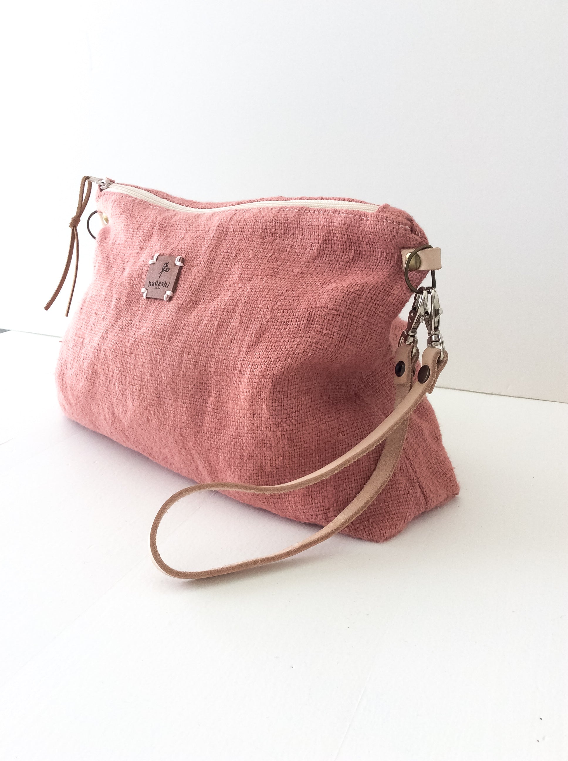 linen slouchy pouch in rose with a thin leather strap