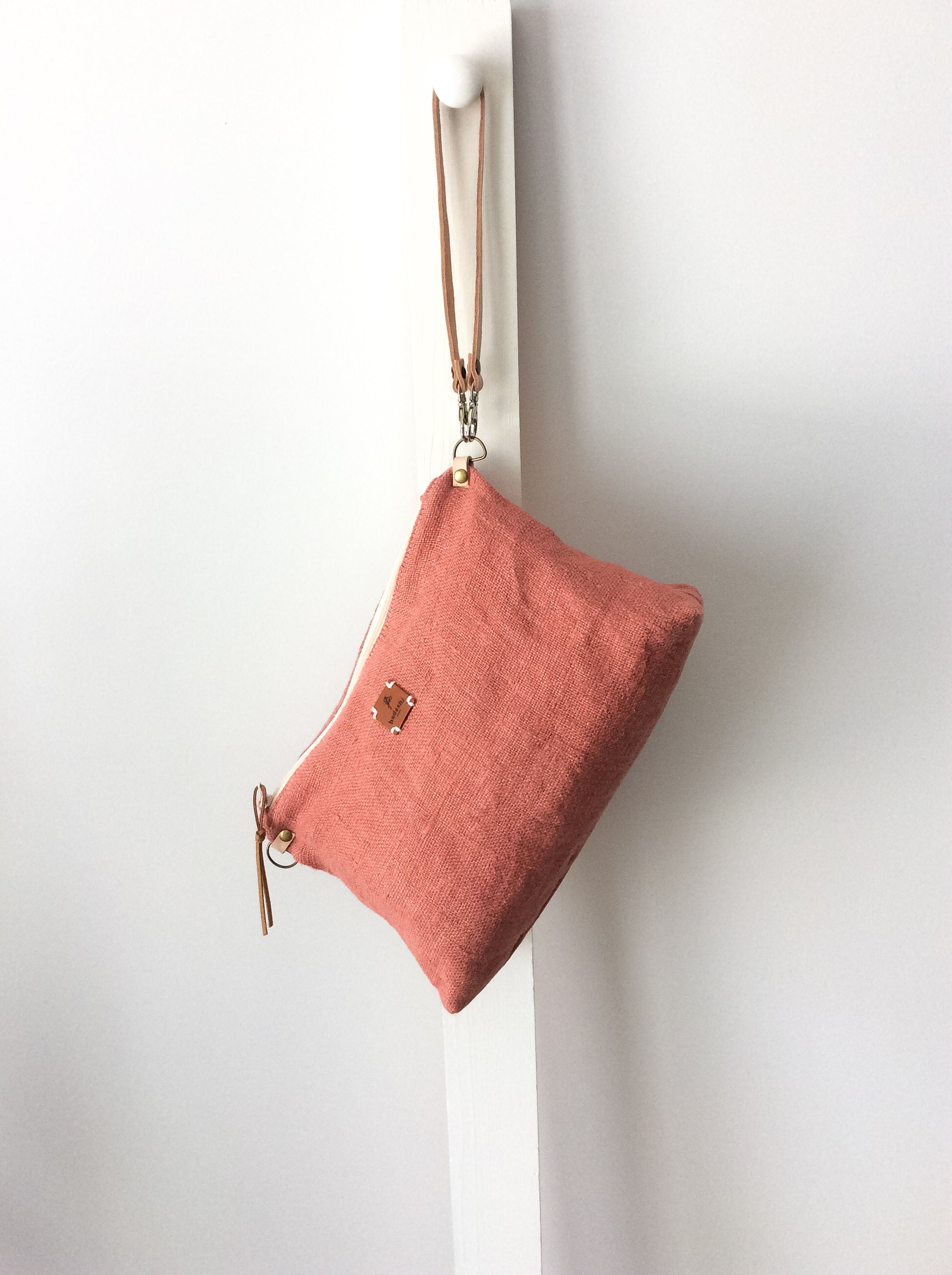 linen slouchy pouch in rose with a thin leather strap