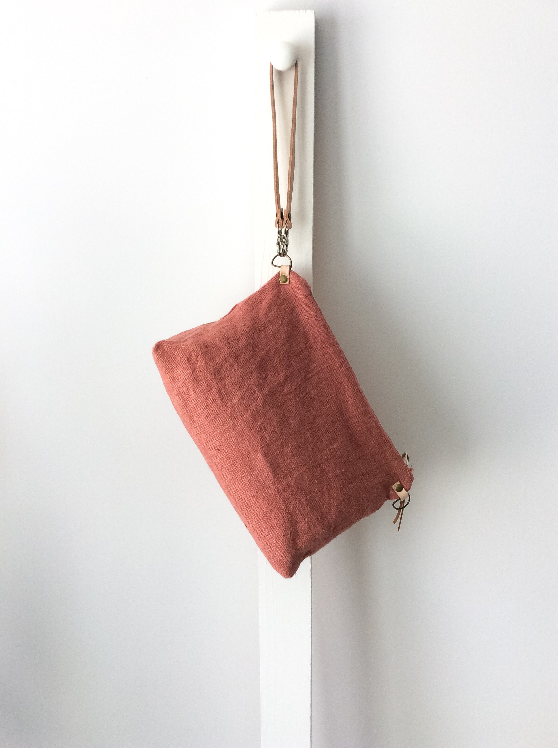 linen slouchy pouch in rose with a thin leather strap